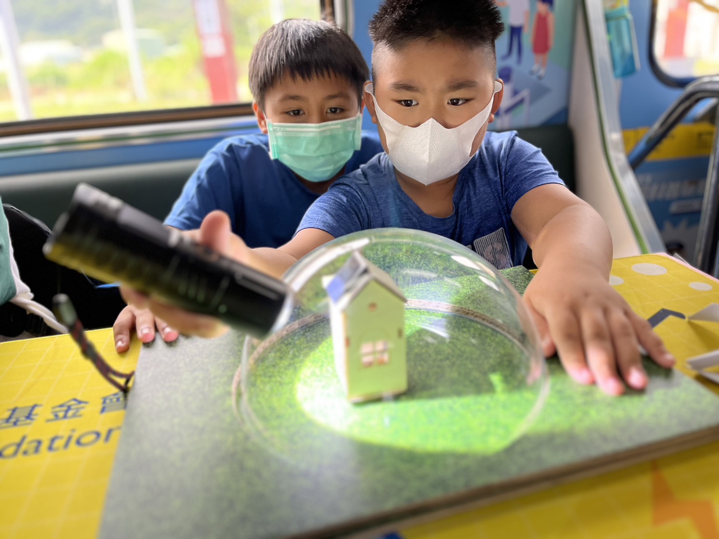 PA视讯參與基礎科學主題車廂，以STEAM教學精神，設計「逐日科學家」、「太陽能工程師」以及「淨零建築師」三大能源科普課程和實驗